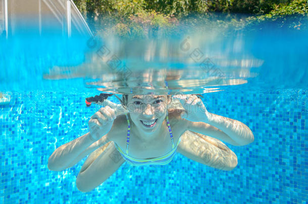快乐<strong>活泼</strong>的水下孩子在游泳池里游泳