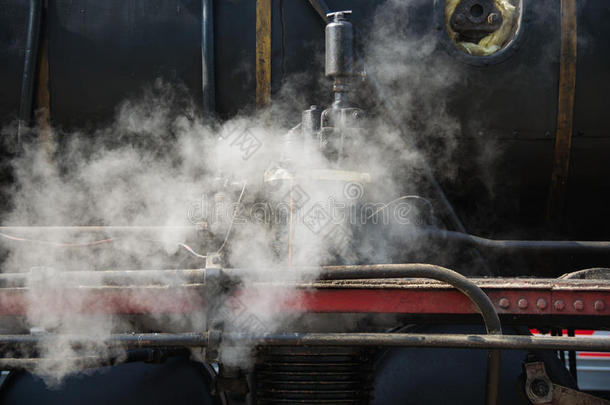 古代蒸汽机车。机械周围的新蒸汽