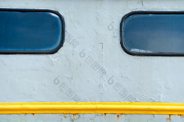 一辆旧电力<strong>机车</strong>车体的细节。窗户和灰色船体上的黄线。极简<strong>摄影</strong>
