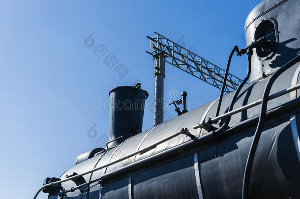 旧蒸汽机车的锅炉、烟囱和蒸汽穹顶