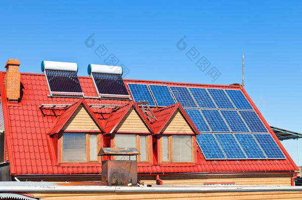 家庭屋顶上的太阳能电池和加热器