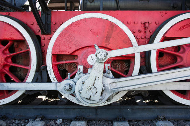 蒸汽机车周围机械设备的特写视图