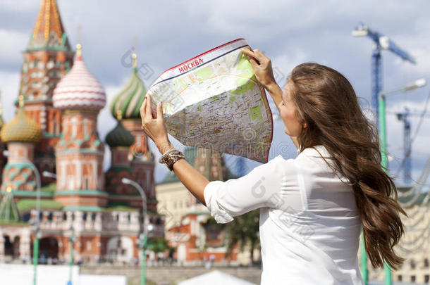 年轻漂亮的女孩拿着莫斯科的旅游地图