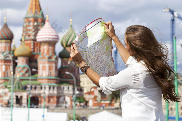 年轻漂亮的女孩拿着莫斯科的旅游地图