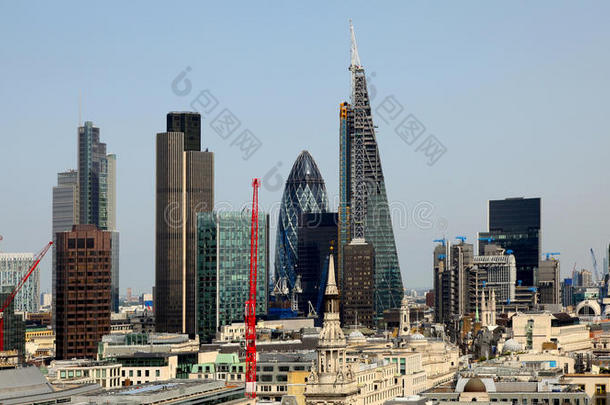 伦敦金融城全球领先的中心之一金融。这个景观包括42号楼小黄瓜，威利斯大厦，证券交易所t
