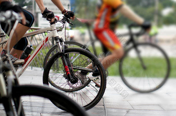 抽象的自行车比赛在起跑线上，一群骑自行车的人的照片