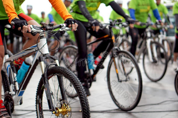 抽象的自行车比赛在<strong>起跑</strong>线上，一群骑自行车的人的照片