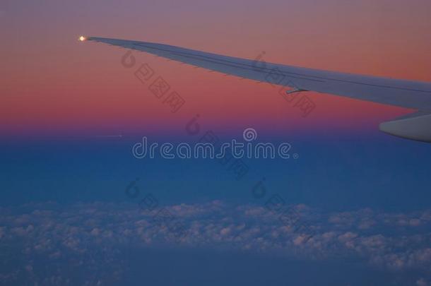 中东、<strong>卡塔尔</strong>、多哈、日落后的红天和通往多哈国际机场的飞机机翼