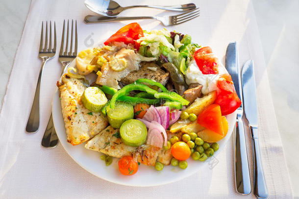 肉、鱼和各种蔬菜的配菜。