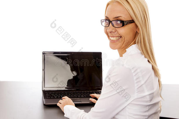 一个成功的女商人在一台笔记本电脑后面，转向可变利益实体