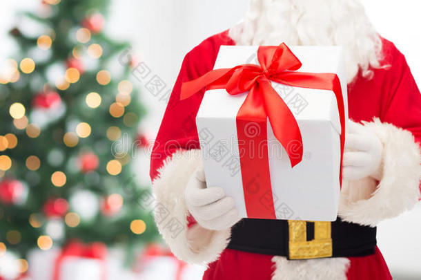圣诞老人<strong>装扮</strong>的男人拿着礼品盒