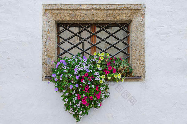 欧式老房子窗户上的五颜六色的花朵