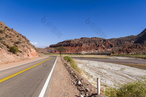 山间长途跋涉