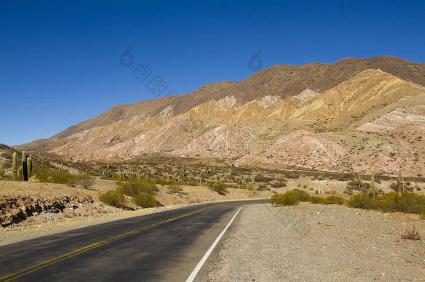 穿越沙漠的山路