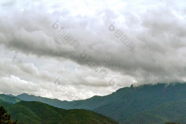 云彩在火山山顶上<strong>翻滚</strong>