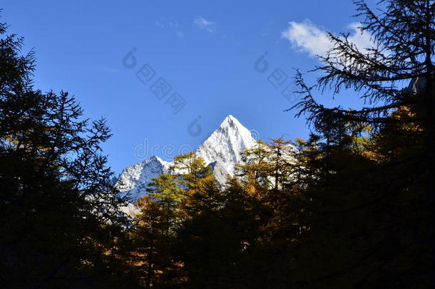 亚丁下日多吉山