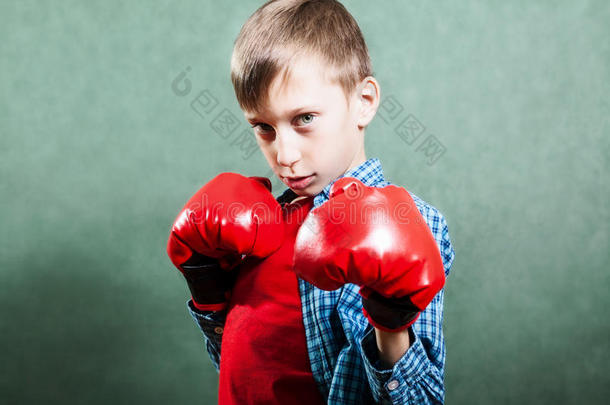 戴拳击手套的滑稽小孩打架看起来很危险