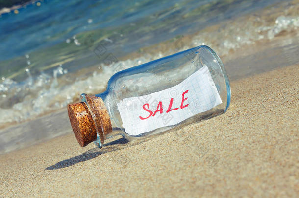 海滩上的古董酒瓶<strong>拍卖会</strong>上的留言