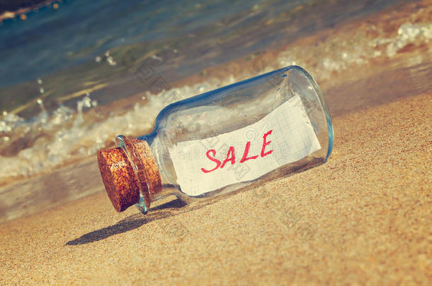 海滩上的古董酒瓶<strong>拍卖会</strong>上的留言