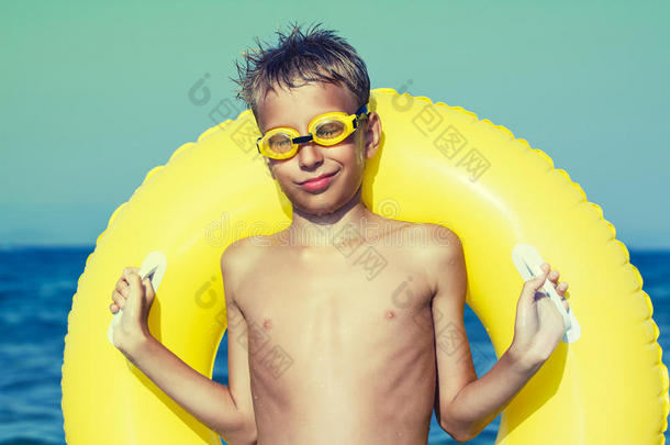 带着游泳护目镜站在沙滩上享受暑假的乐趣