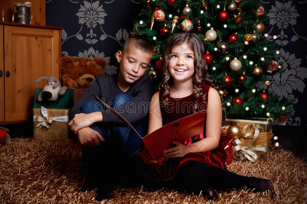 可爱的孩子们在圣诞节唱歌