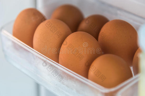 冰箱货架上的鸡蛋