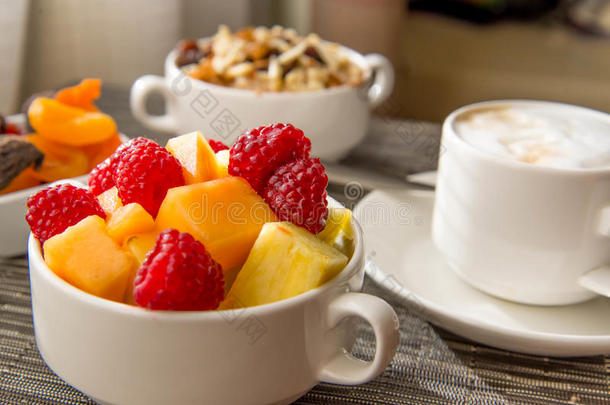 早餐提供新鲜水果和燕麦粥，配以健康的配料