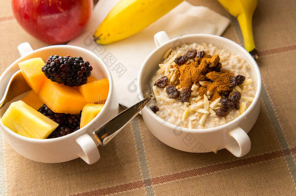 早餐提供新鲜水果和燕麦粥，配以健康的配料