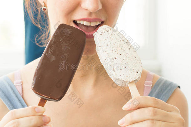 女人吃两种不同的冰淇淋冰淇淋