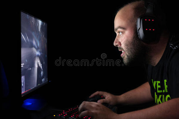 在高端电脑上玩第一人称射击游戏的玩家。
