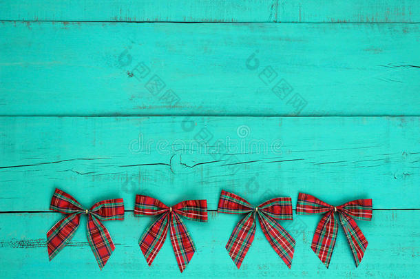 空白古董蓝绿色风化木墙，红色格子圣诞<strong>蝴蝶结边框</strong>