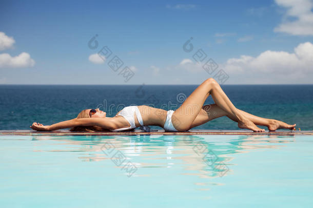 晒太阳的美女。游泳池的海景不错