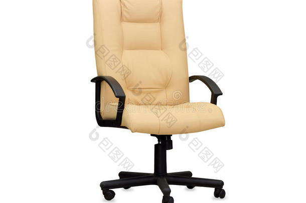 米黄色皮革的办公椅。孤立的