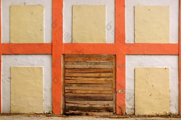 带格子图案细节和木质门道的旧白色墙