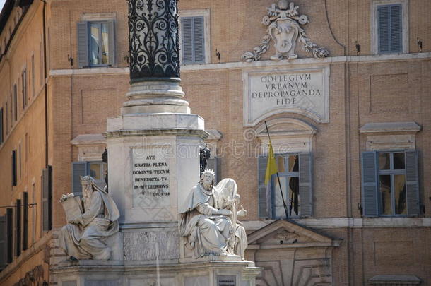 罗马-圣母柱底部的圣经雕像
