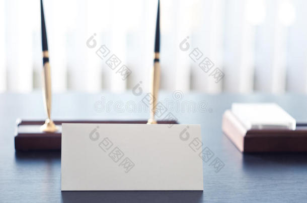 黑色桌子上的白色三角形标签。