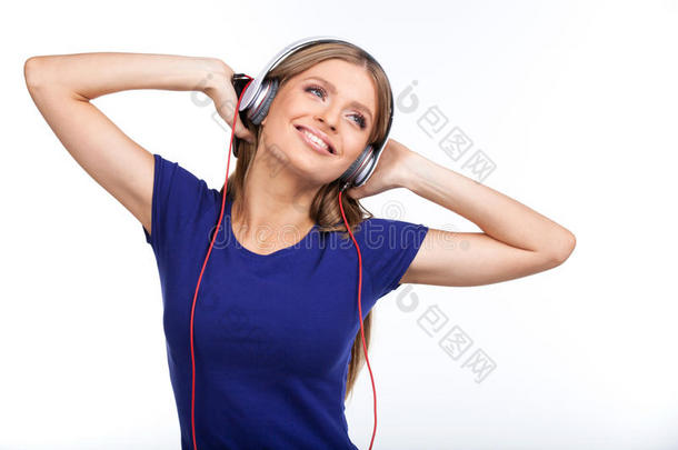 戴着耳机听音乐的快乐的年轻女子。