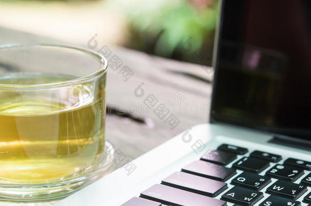 白色笔记本电脑和茶杯业务