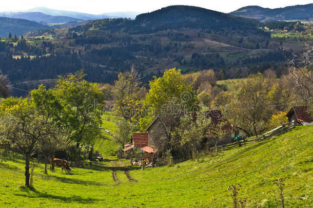 拉多塞洛山秋高气爽的山地农场和景观