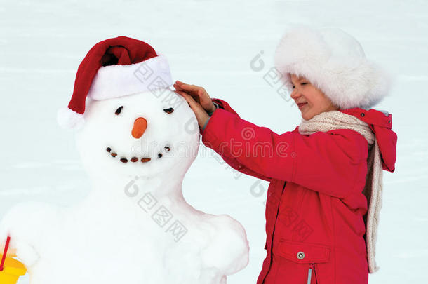 笑女孩塑造大雪人