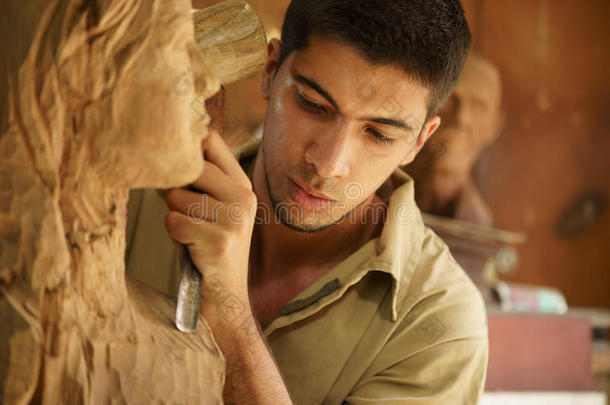 雕塑家年轻的艺术家艺术家正在雕刻雕塑