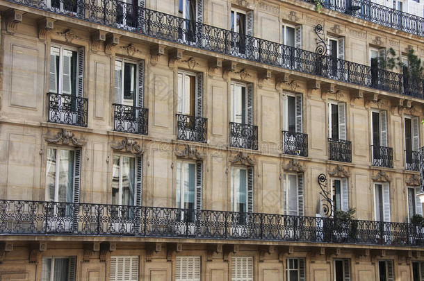 巴黎市中心房屋的立面、窗户和阳台，