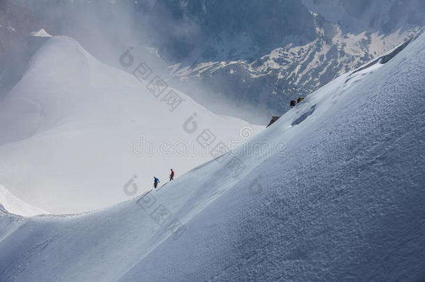 雪地里的两个山上冒险者