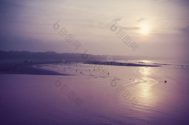 日落时海滩的复古过滤照片