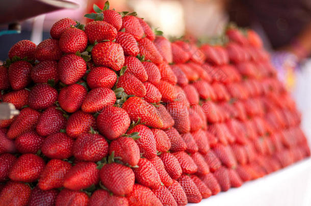 市场上一堆鲜活的草莓