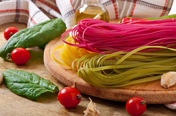 色彩斑斓的意大利面和烹饪原料