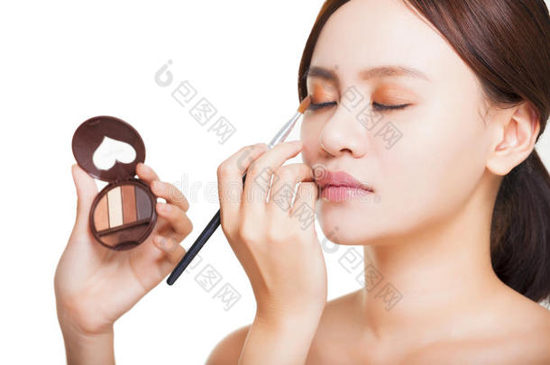 化妆师在模特眼上运用五颜六色眼影