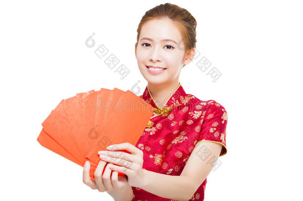 美丽的年轻亚洲女人拿着红包为富人