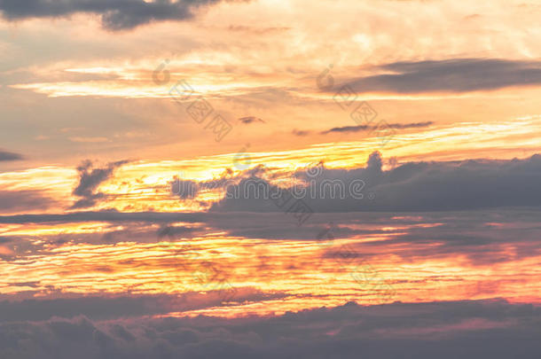 天空暖色云彩山水