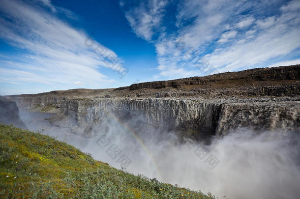 蔚蓝天空下的冰岛德蒂福斯瀑布